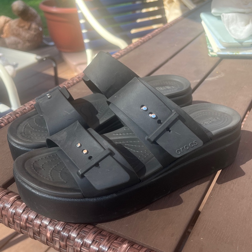 CROCS Brooklyn Buckle Wedge Sandals Size 9